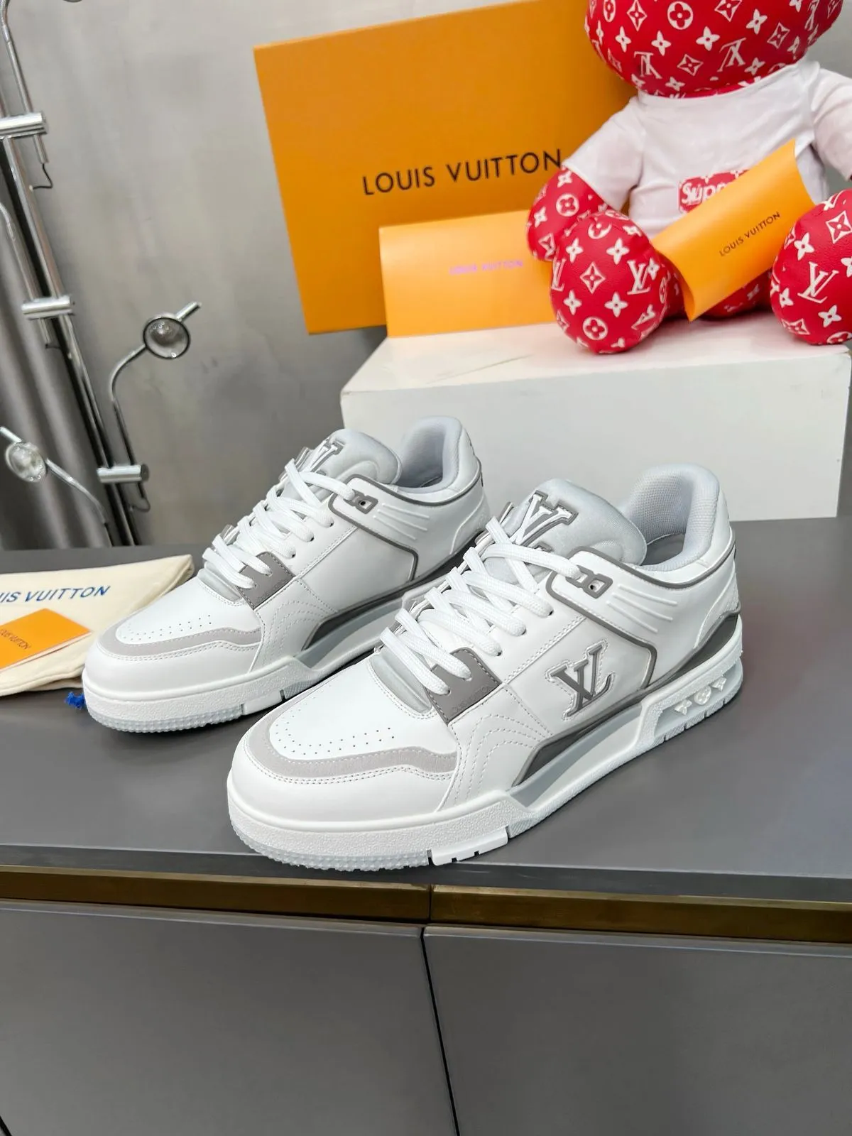 Louis Vuitton Mid Replica Trainer – Luxury Design, Premium Craftsmanship, Elevated Street Style.