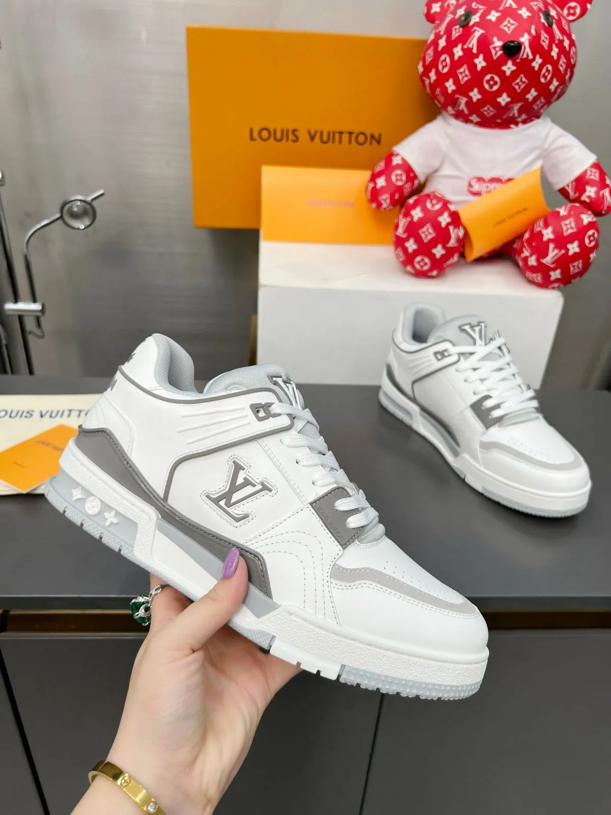 Louis Vuitton Mid Replica Trainer – Luxury Design, Premium Craftsmanship, Elevated Street Style.